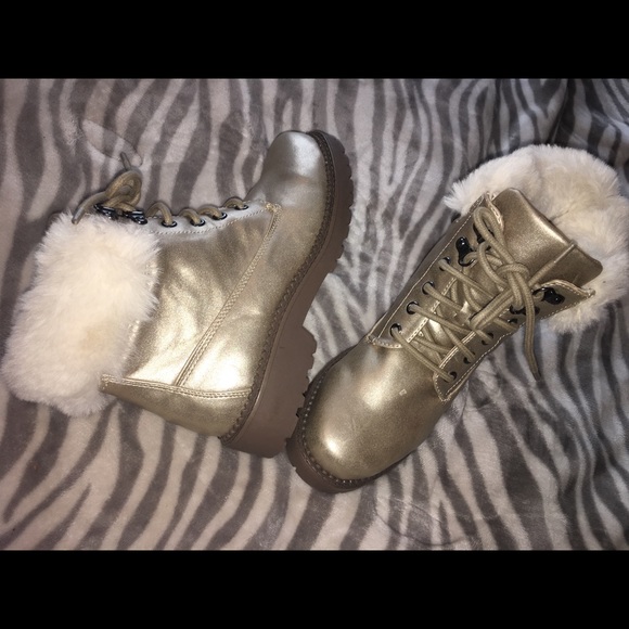 NWT Women’s gold fur boots 7.5 or 8 us - Picture 2 of 6